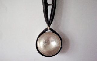 Daevel Annika nutida svenskt silver Pendel objekt silver gummi - Nutida Svenskt Siver