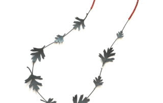 Halsband i oxiderat silver av Katarina Henriksson