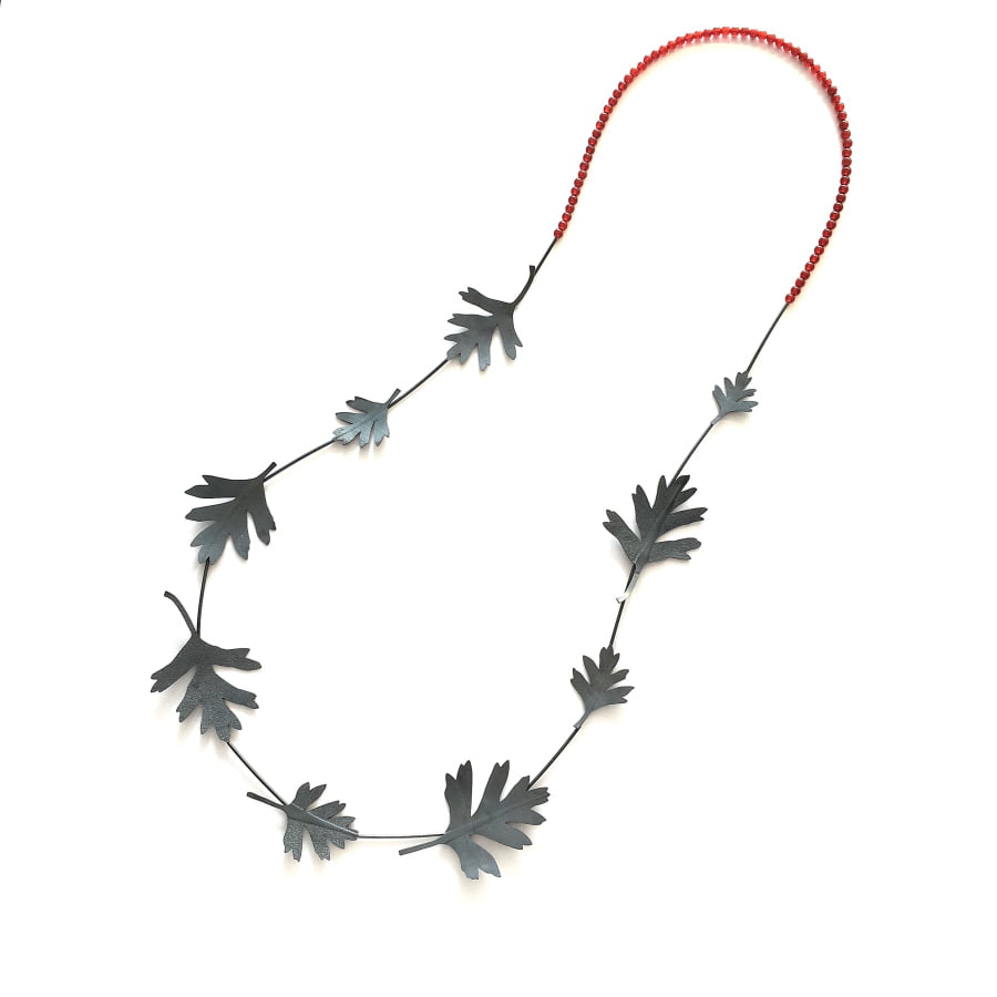 Halsband i oxiderat silver av Katarina Henriksson
