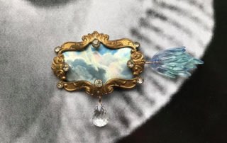 Brosch av Kuki Constantinescu från utställningen Poetic Disaster.