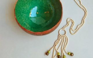 Halssmycke i silver och sten av Carolin Lindholm och skål i koppar med emalj av Olle Olls.