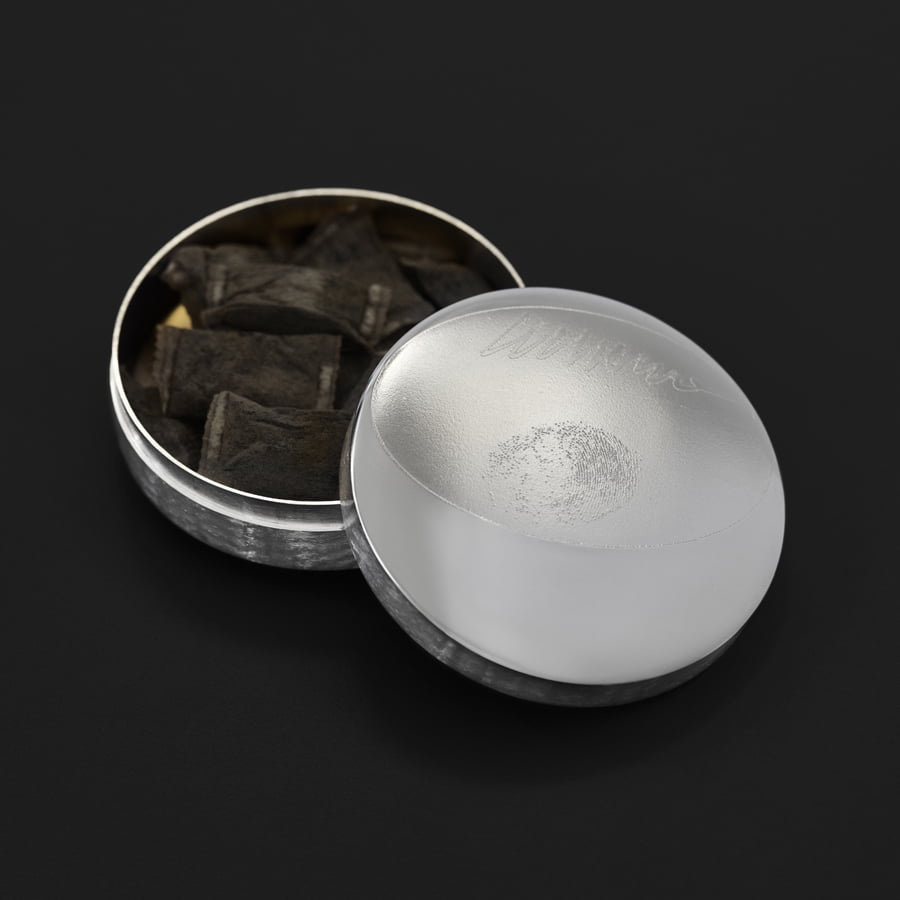 Silver dosa med finger avtryck. Inspirerat av dig-Nutida Svenskt Silver Agust Happ inspireras av Leif GW Persson Snusdosa