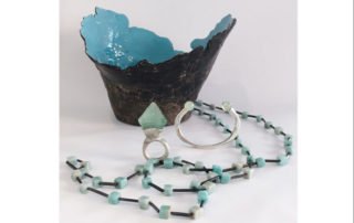 Nutida c/o Millesgården Image: Skål/ bowl: Olle Olls. Ring: Nicki Ulfstedt. Armband/ bangle: August Happ. Halsband/ necklace: Pernilla Sylwan.