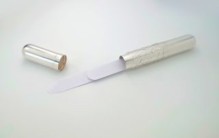 Smed: Maria Börjesson Foto: Filip Palmén. Titel: Tankekapsel för tankar o minnen (eller en väldigt lång cigarr!)