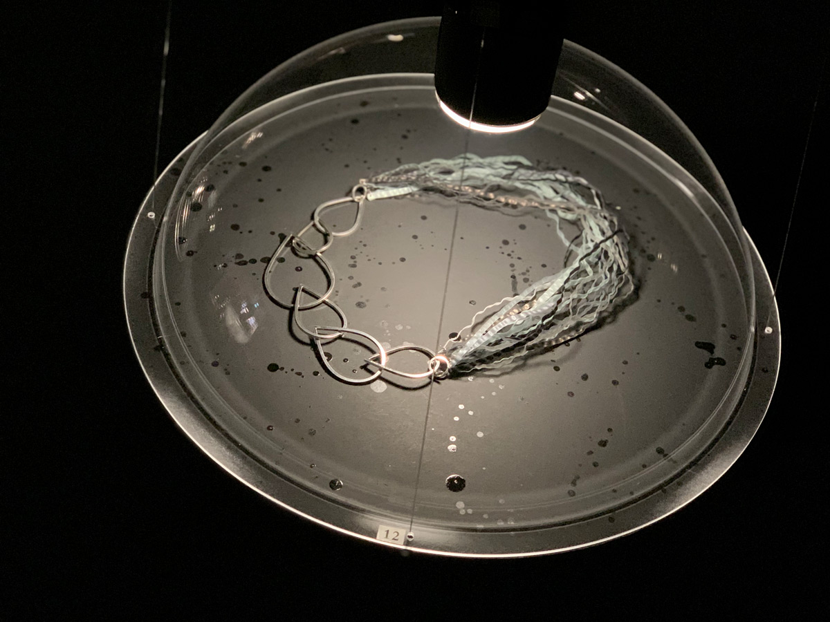 Smed: Ingrid Bärndal Foto: Ingrid Bärndal. Titel: Droppe