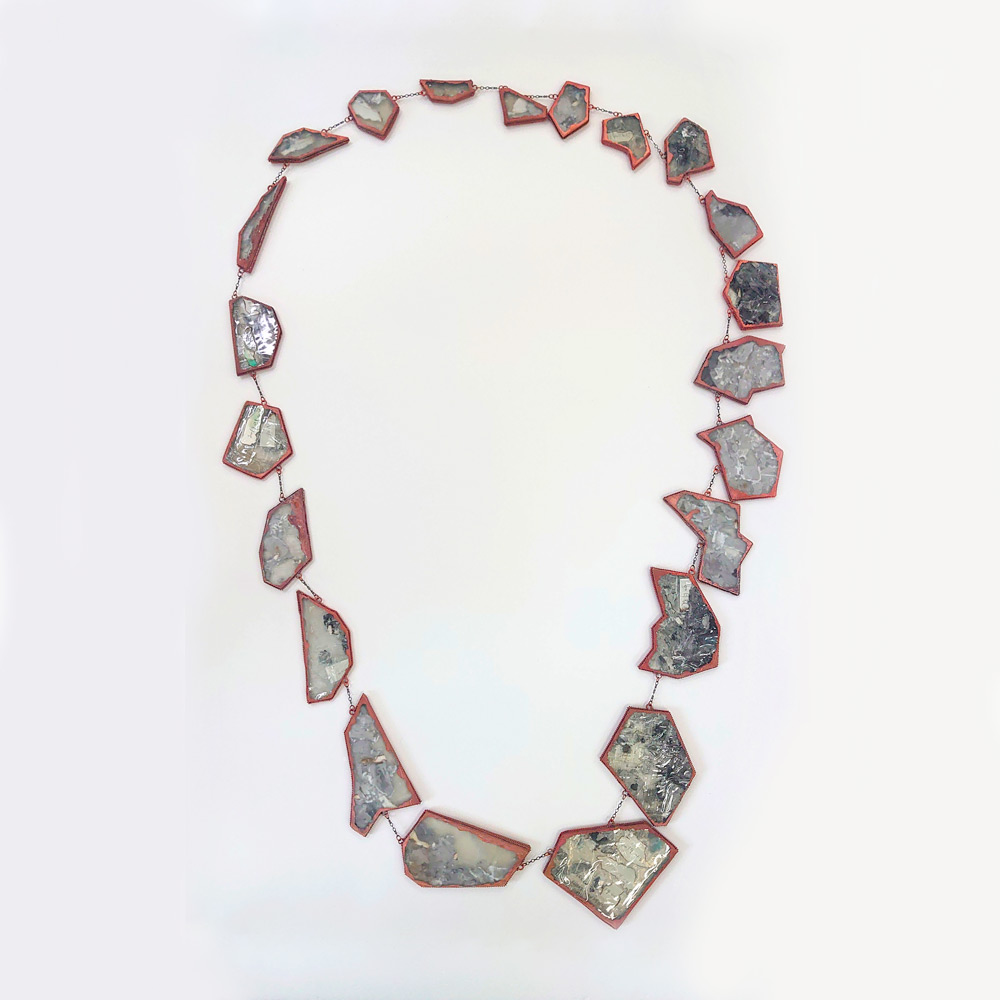 Smed: Wan-Ying Lin Foto: Filip Palmén. Titel: Gårdagens liv och död - Sedimentär sten