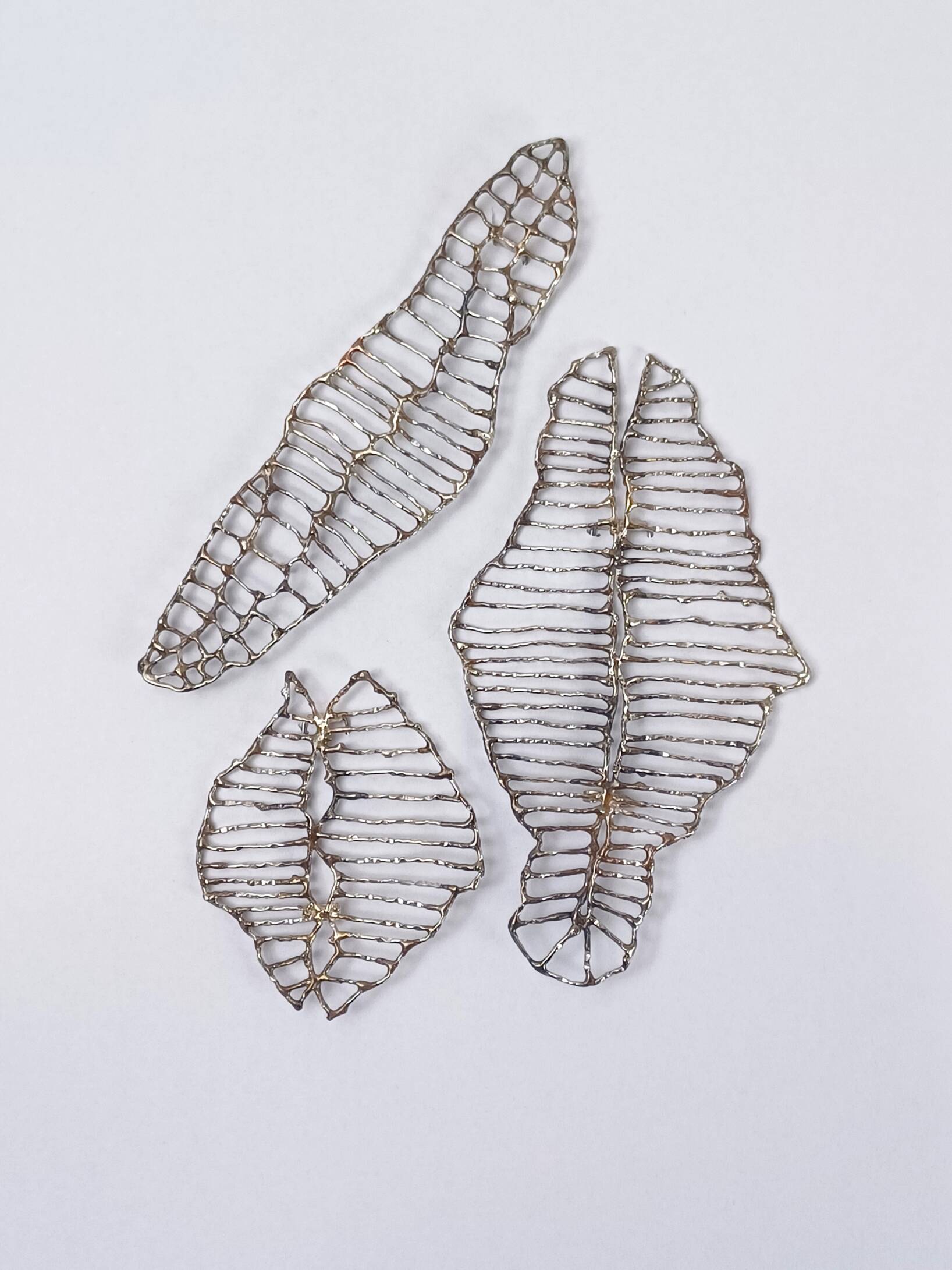 Broscher i silver, foto Jenny Edlund Broscher i silver foto Jenny Edlund scaled - Nutida Svenskt Siver