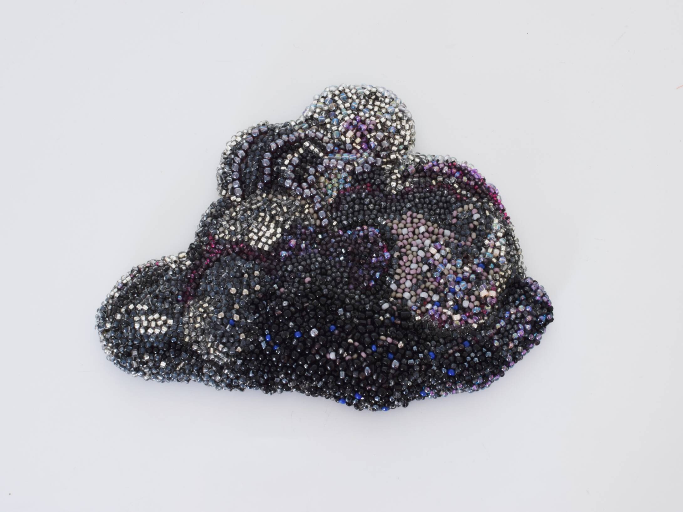 Dark Cloud, brosch glaspärlsbroderi, plexiglas, silver, stål Dark Cloud brosch glasparlsbroderi plexiglas silver stal scaled - Nutida Svenskt Siver