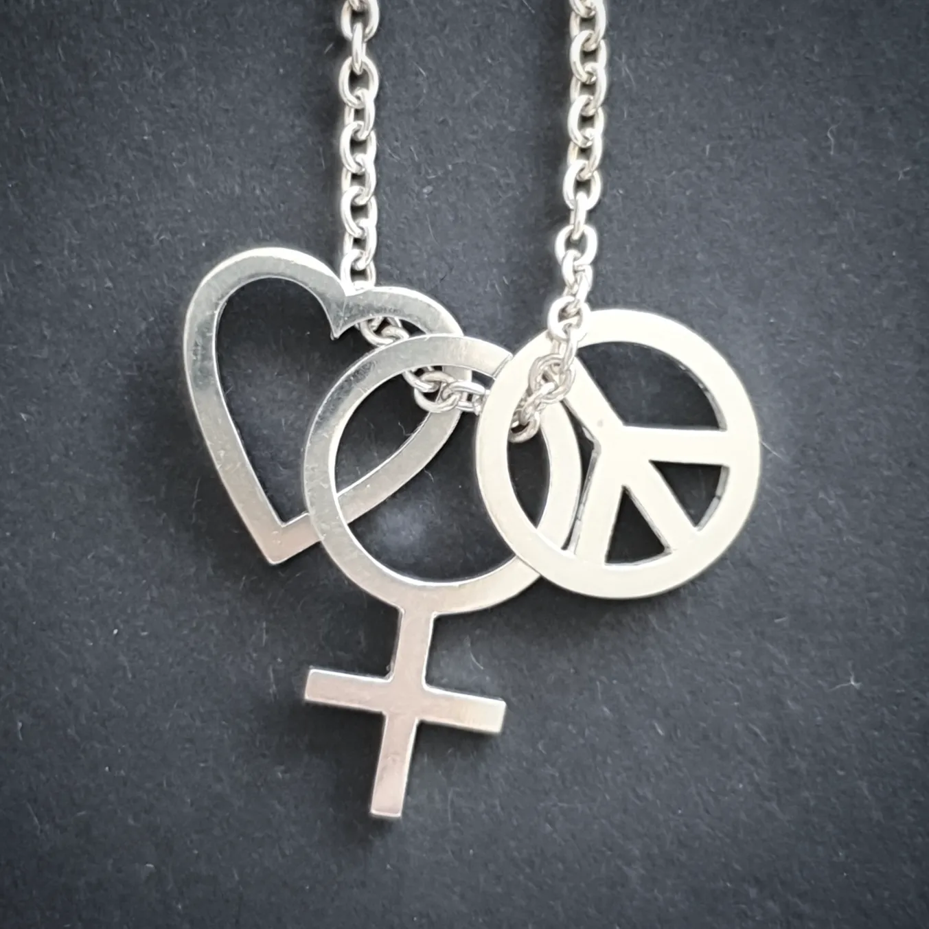 Kärlek, Fred och Feminism. Foto Jenny Edlund Karlek Fred och Feminism. Foto Jenny Edlund - Nutida Svenskt Siver