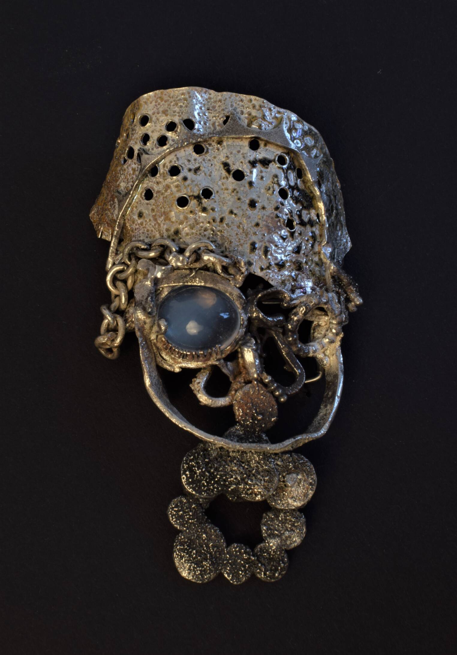 Persona, brosch i silver, månsten. Foto Jenny Edlund Persona brosch i silver mansten. Foto Jenny Edlund scaled - Nutida Svenskt Siver