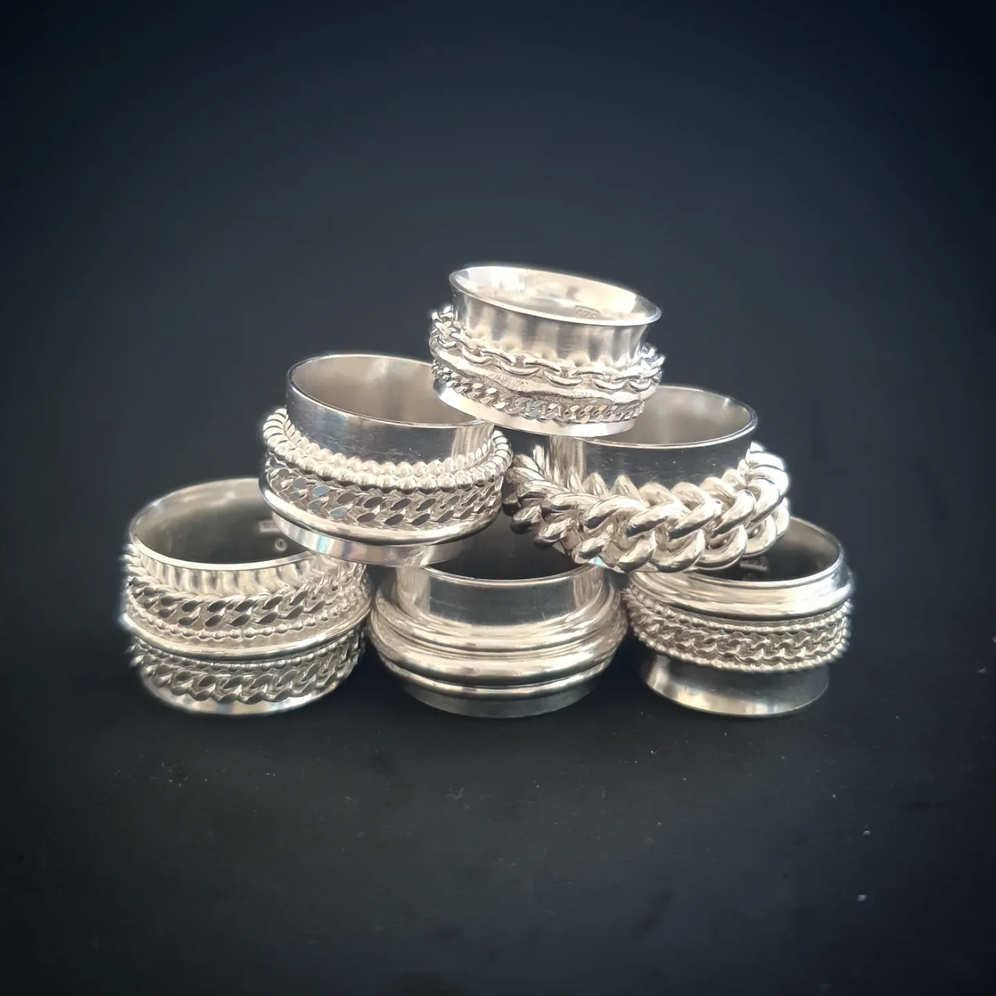 Ringar, In Chains, 925 silver. Foto Jenny Edlund Ringar In Chains 925 silver. Foto Jenny Edlund - Nutida Svenskt Siver