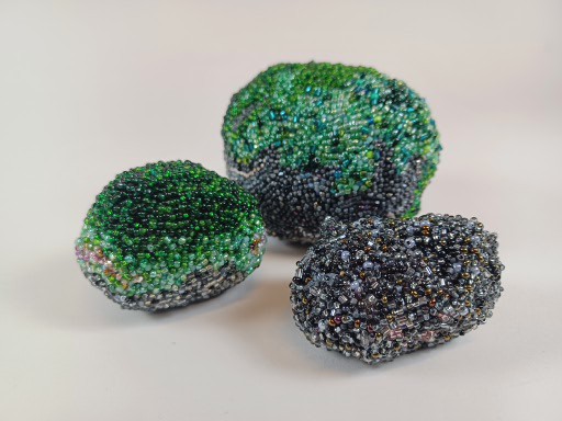 Ur Skogen, objekt glaspärlsbroderi. Foto Jenny Edlund Ur Skogen objekt glasparlsbroderi. Foto Jenny Edlund - Nutida Svenskt Siver