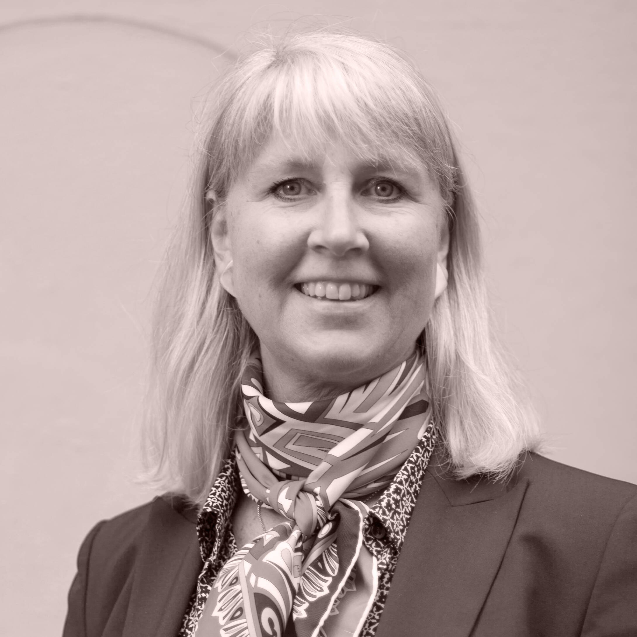 Paula RED besk scaled - Nutida Svenskt Siver