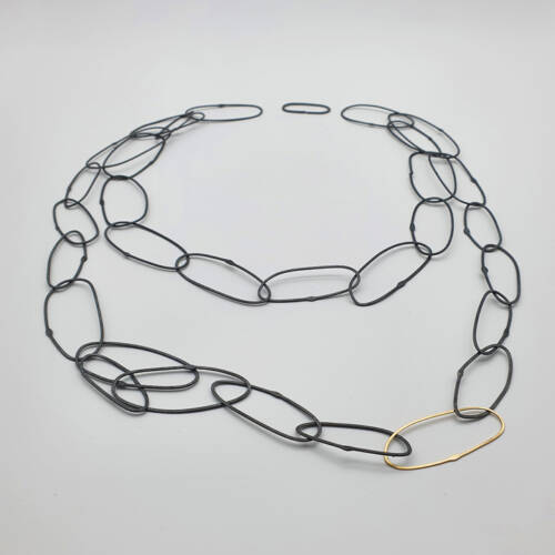 Halsband oxiderat silver med guldlank Hallzon 1 - Nutida Svenskt Siver