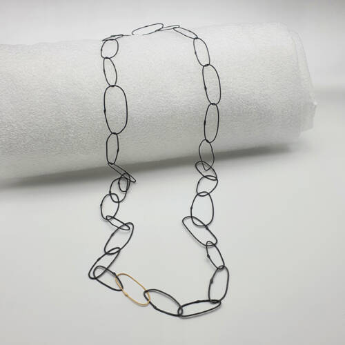 Halsband oxiderat silver med guldlank Hallzon 2 - Nutida Svenskt Siver
